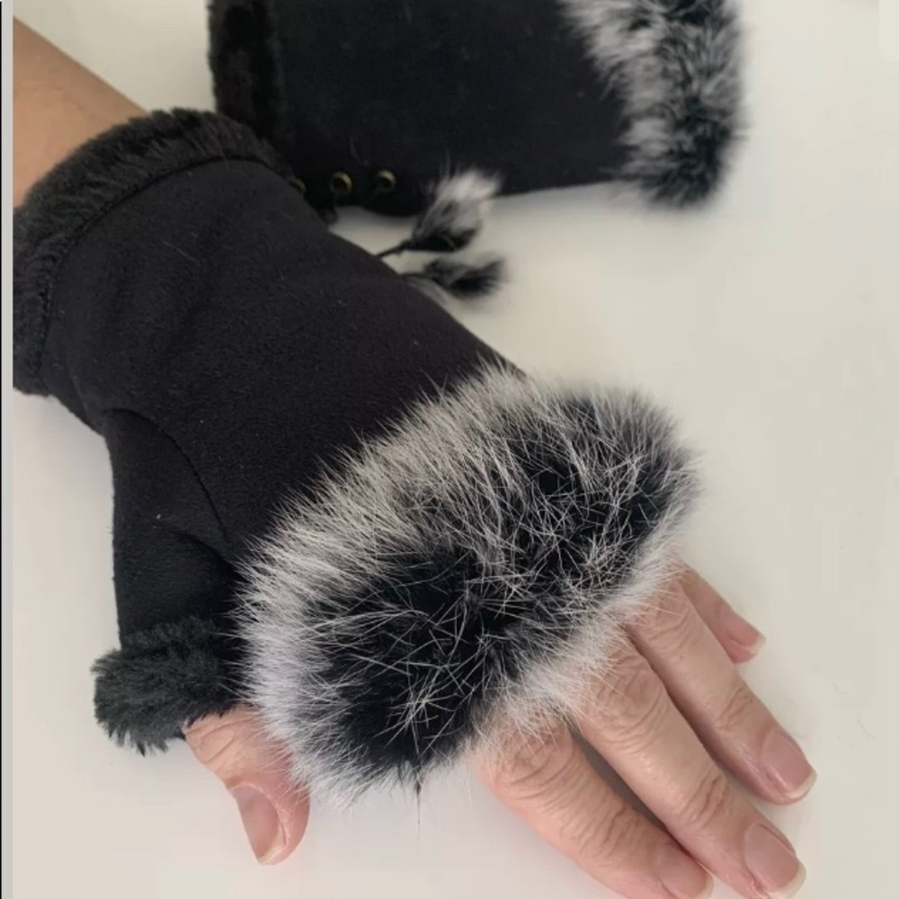 Fingerless fur trimmed gloves